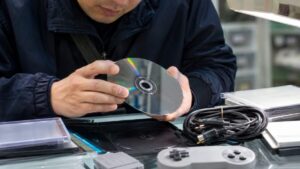 レトロゲーム機とコントローラーを並べた懐かしい家庭用ゲーム環境